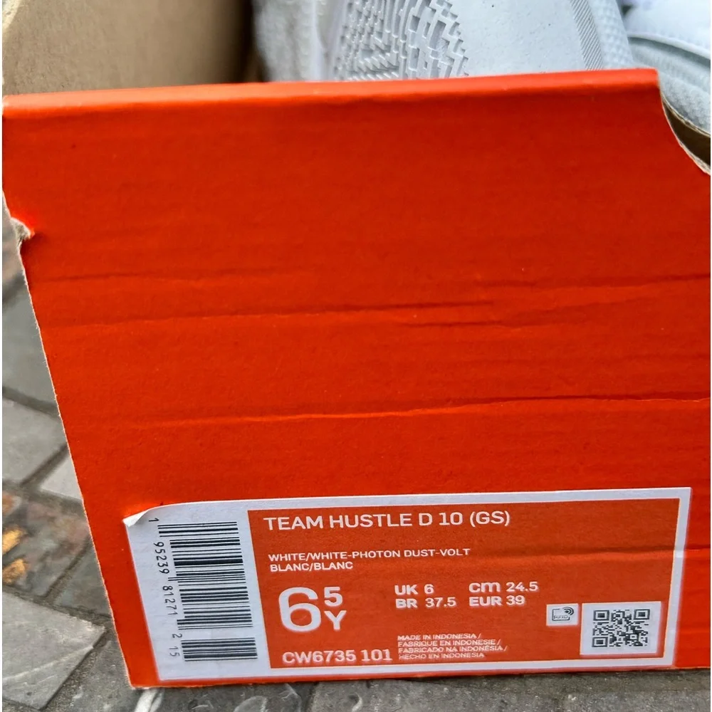 NEW Nike All White Team Hustle D 10 - Youth Size 6.5 (also fits Womens 8)